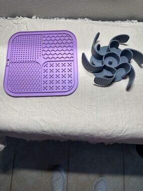 Silicone Pet Licking Mat & Slow Feeder Set - Lavender and Gray New